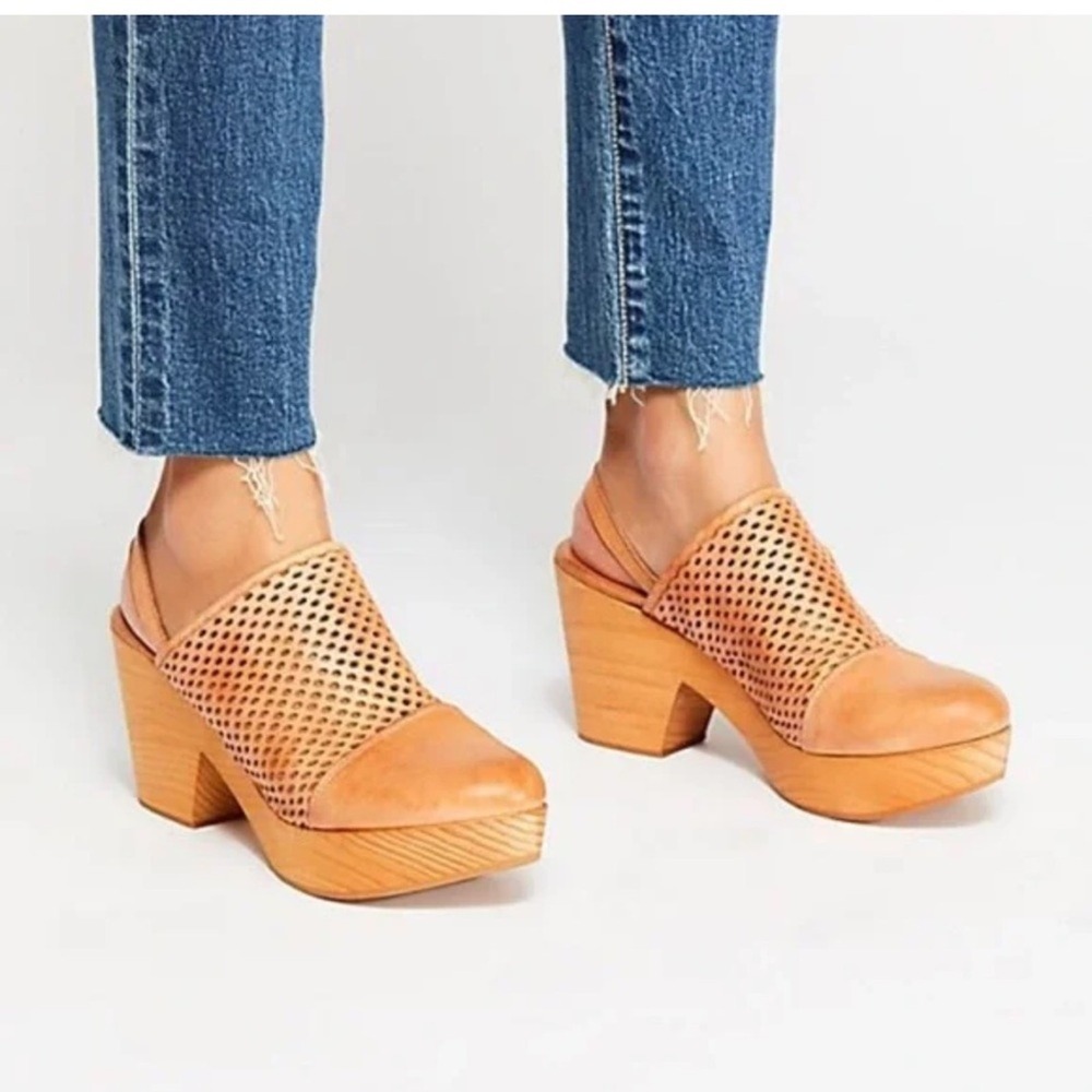 Free People NWB Size 38EU‎ peach pearl the Logan Leather Clogs - Picture 2 of 11